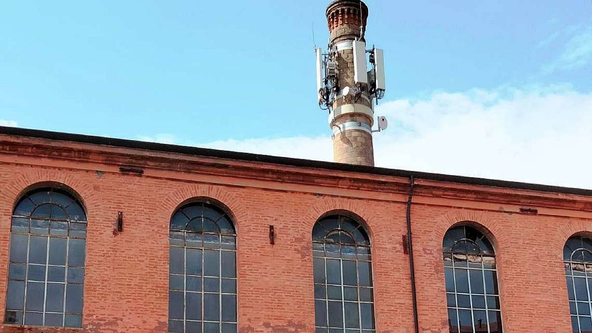 Forlì, le antenne per la telefonia deturpano la Vecchia Filanda