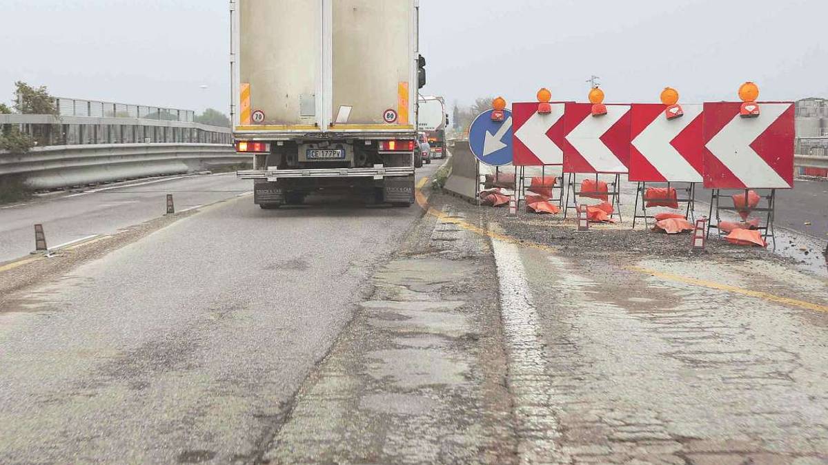 Cesena, E45 da incubo tra buche sfascia-gomme e cambi di corsia