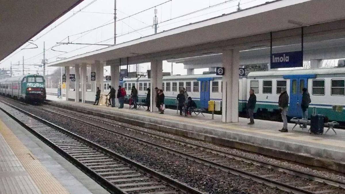 Treni Ravenna, capoluogo ancora isolato. Riprende il collegamento tra Imola e Faenza