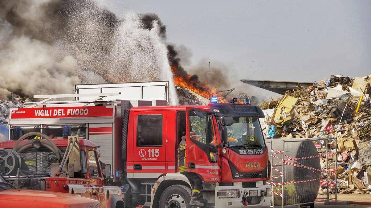 Ravenna, incendio di Mezzano: Diossine alte, sbucciate la frutta