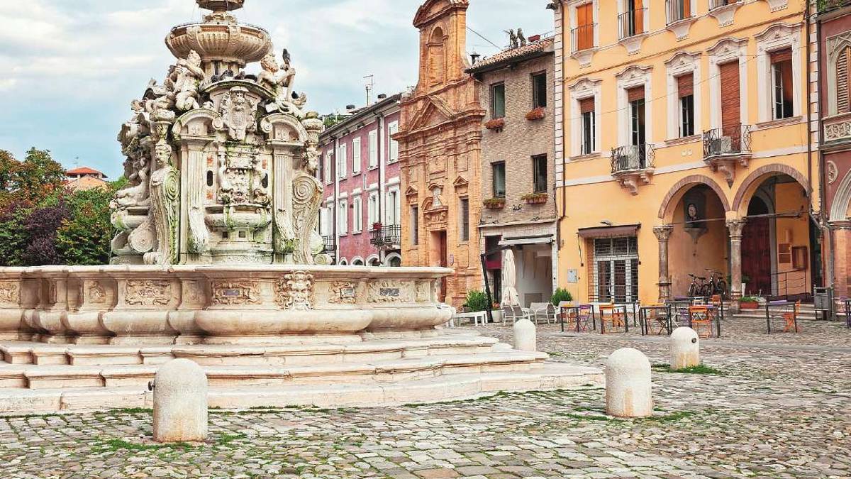 Cesena, cade in piazza e si fa male: chiede 113 mila euro di danni