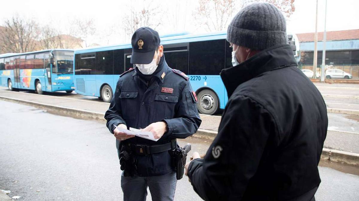 Imola, super green pass controlli della polizia all'autostazione