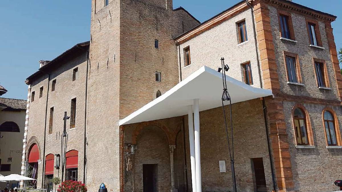 Cesena, tettoia moderna in palazzo antico: Italia Nostra attacca