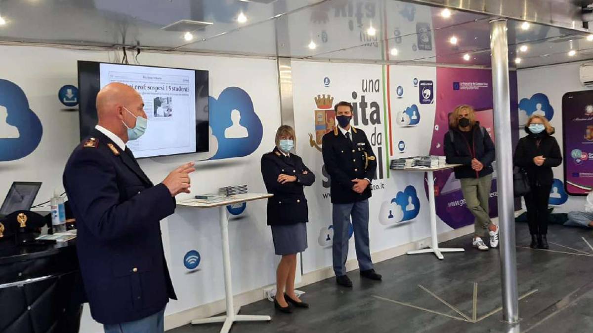 Rimini. Si finge ragazzina per adescare una undicenne