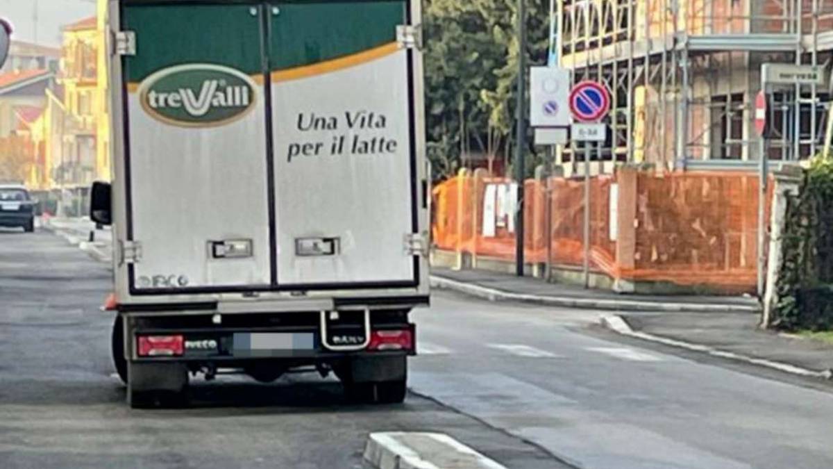Ravenna, la nuova pista ciclabile già usata da parcheggio
