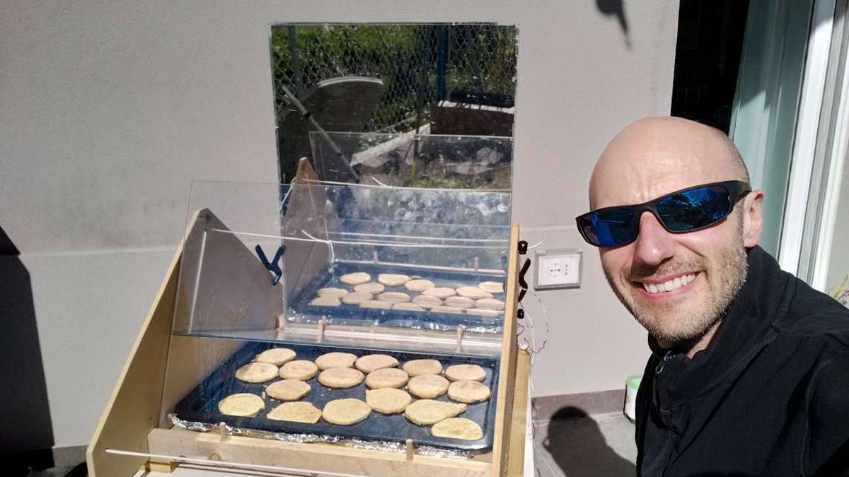 Rimini, cuocio le torte con la luce. La cucina solare da terrazzo