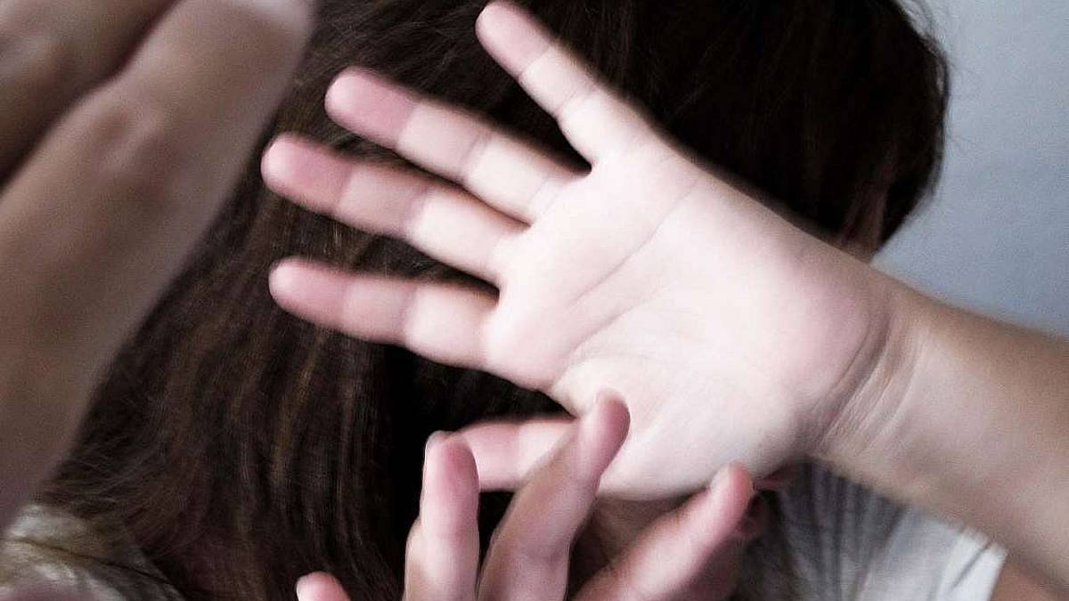 Convivente matrattata e violenza sulla figlia a processo