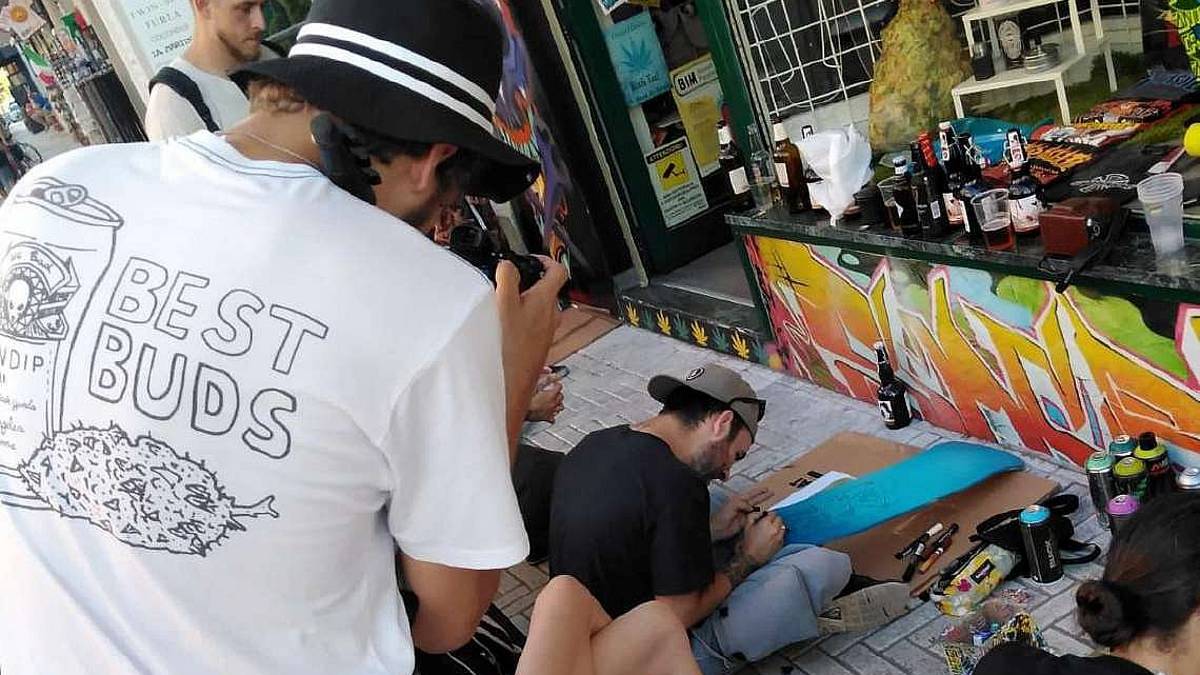 Bellaria, la street art colora i negozi