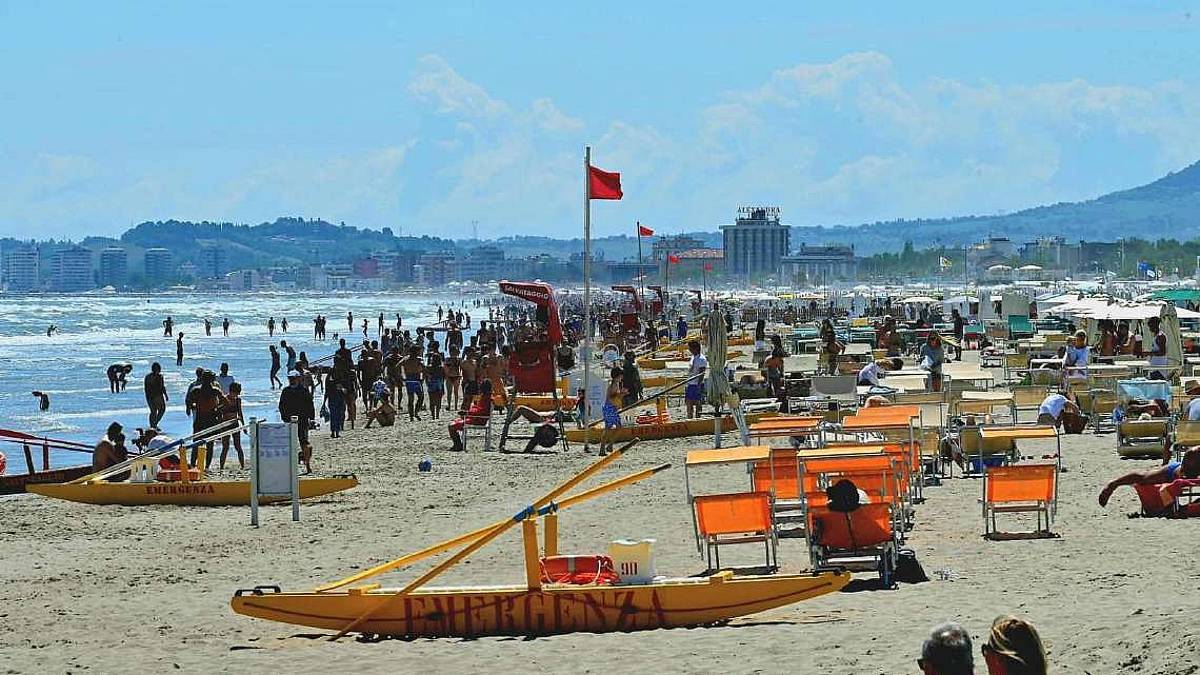 Riccione. Gli hotel: tante presenze, la movida violenta va fermata