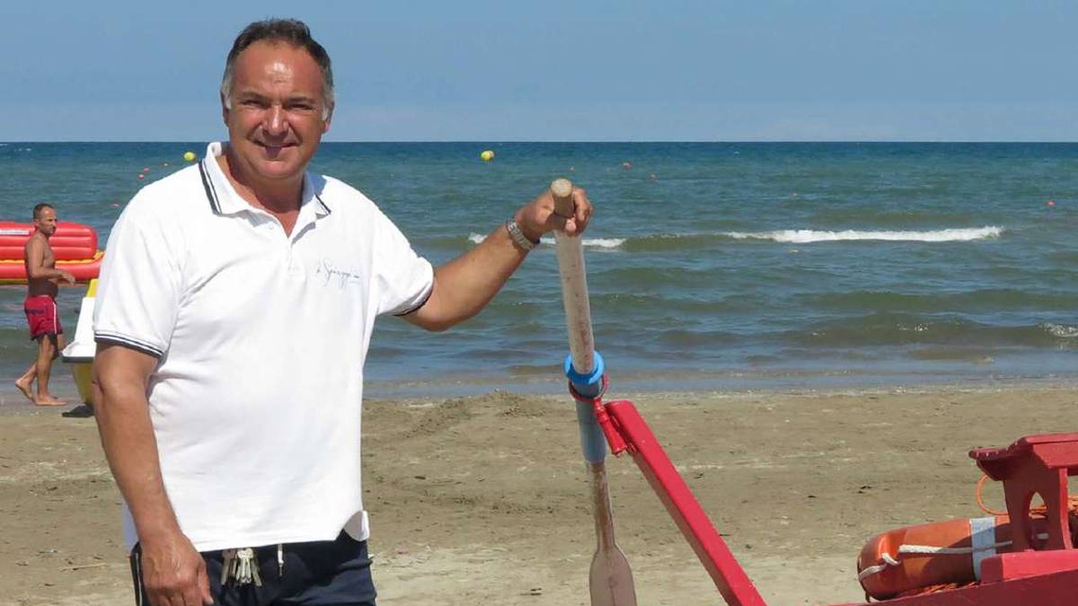 Rimini, la furia dei bagnini: Paghiamo i salvataggi per guardare i gabbiani