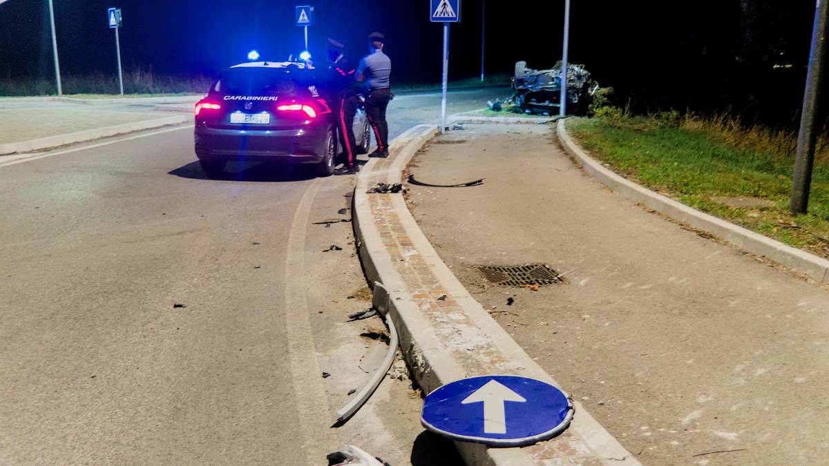 Ravenna, auto tira dritto alla rotonda e si ribalta a Godo: 28enne soccorso dall’elimedica