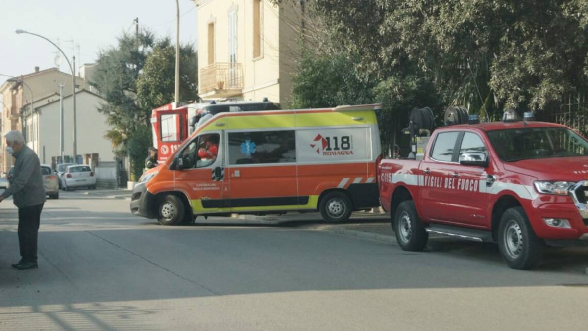 Alfonsine, trattorino si ribalta e resta incastrato con la gamba