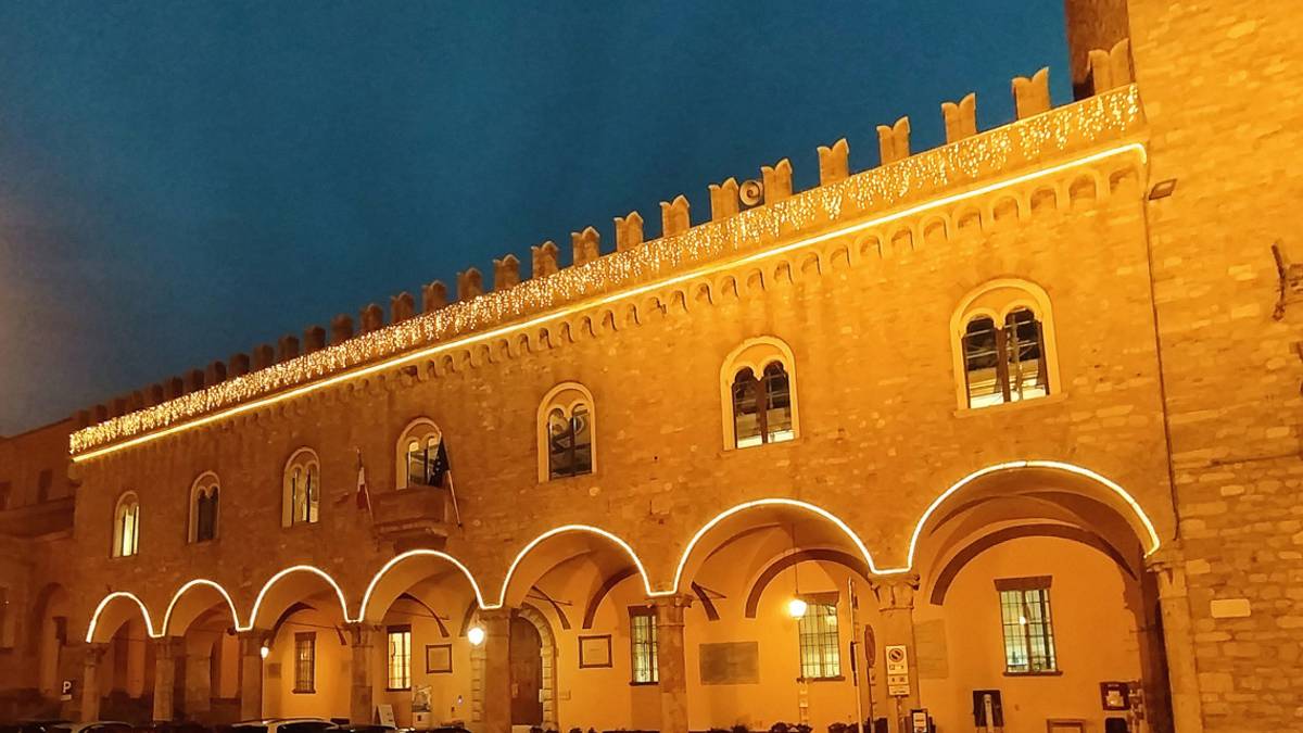 Bertinoro, il Comune non spegne l'illuminazione pubblica di notte