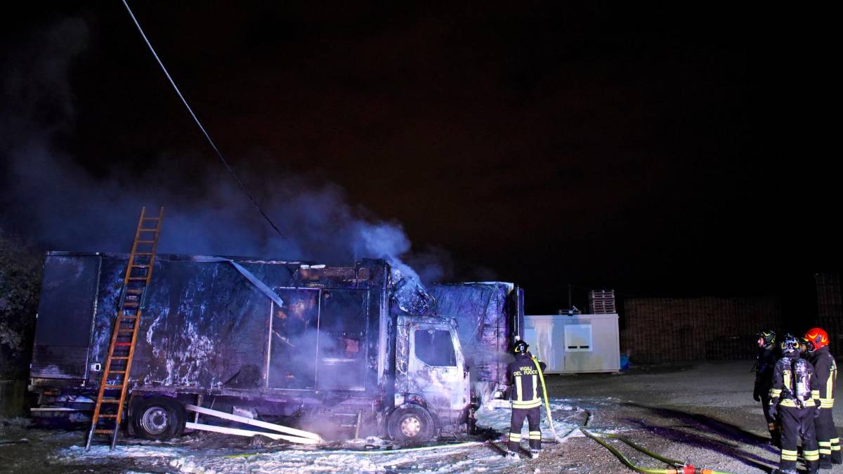 Rimini, incendio nella notte: camion a fuoco in via Verenin Grazia VIDEO GALLERY