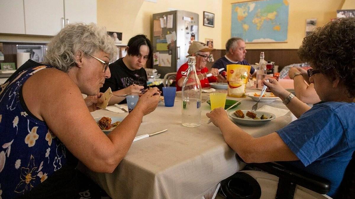 Un pasto al giorno: i volontari della Papa Giovanni XXIII nelle piazze di Ravenna e Rimini