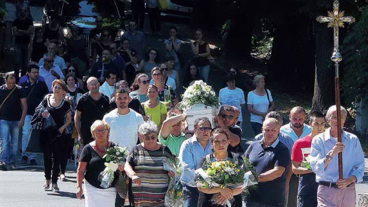 Bimbo muore a soli quattro anni, Novafeltria in lacrime al funerale