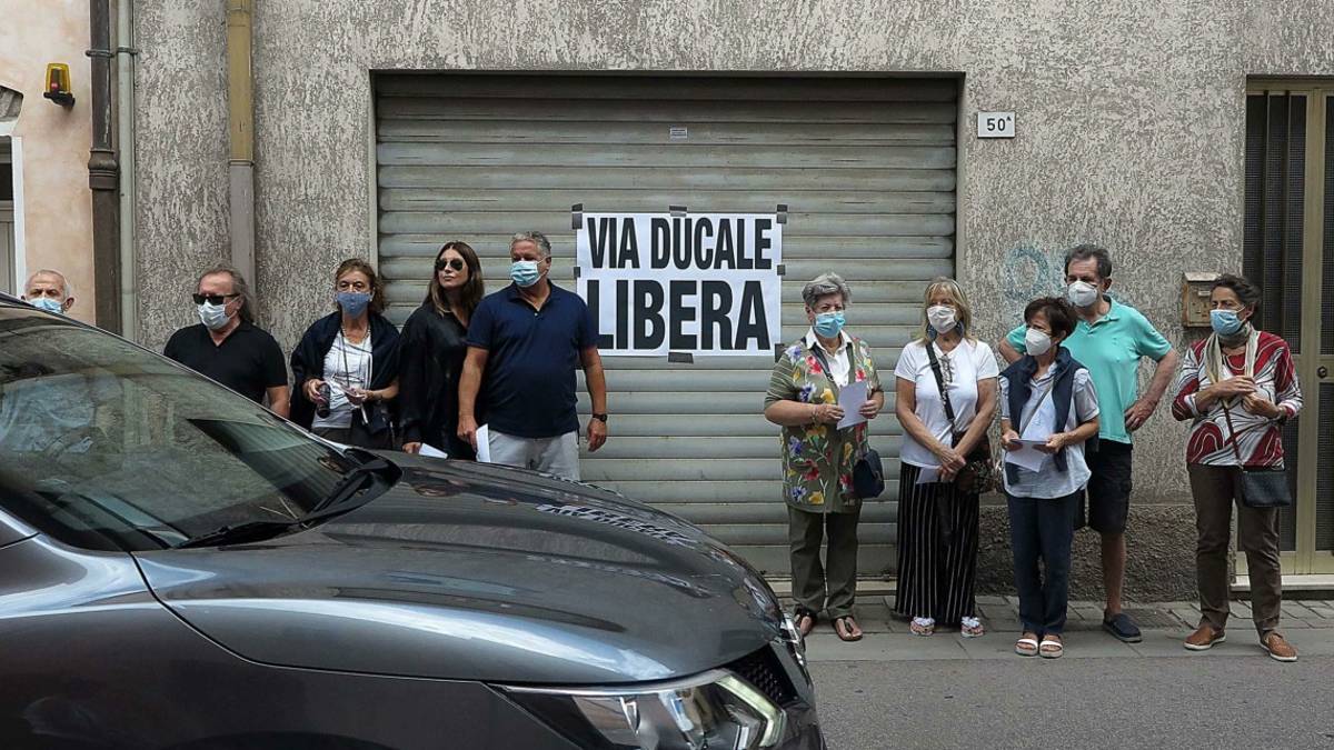 Rimini, smog e traffico in via Ducale. La lettera di chi si è arreso: Me ne vado, questa non è vita