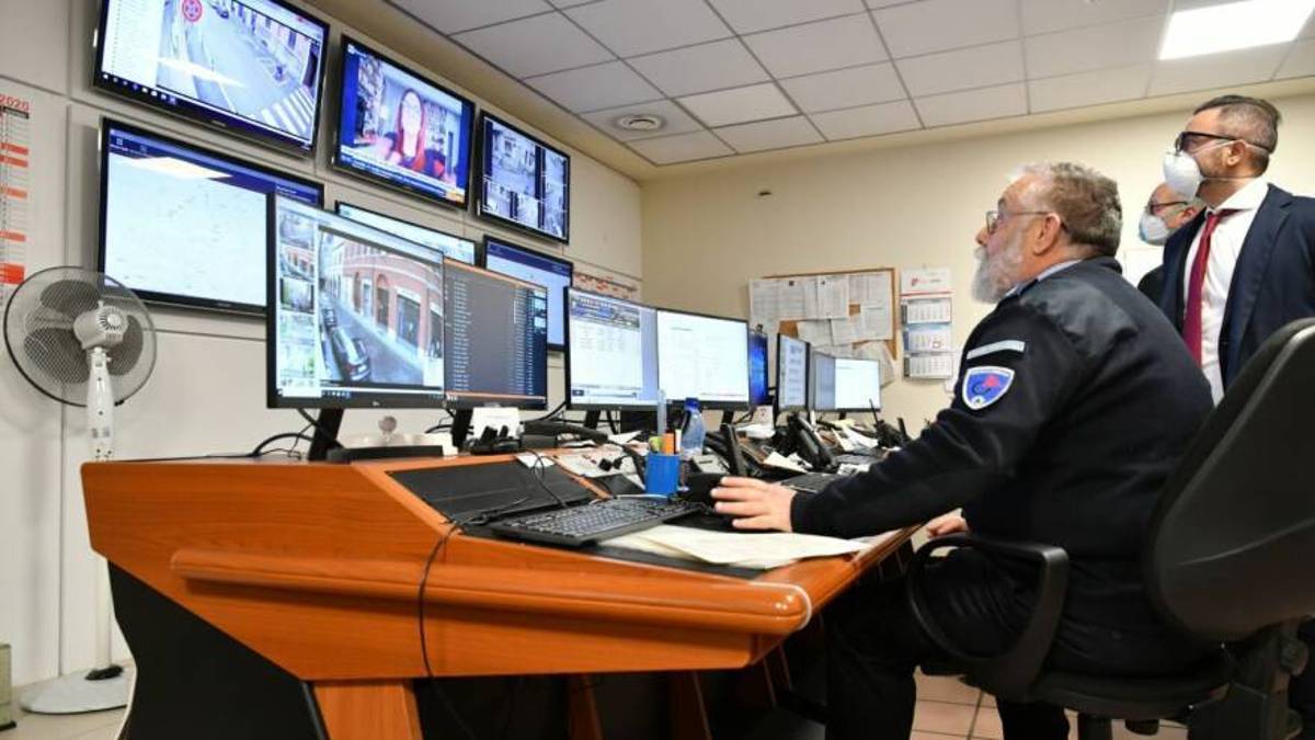 Forlì, tre in strada assieme: scoperti con le telecamere e multati