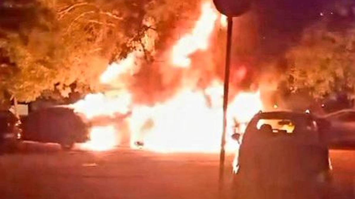 Lugo, incendio nella notte: distrutte quattro auto, due fuse dal calore