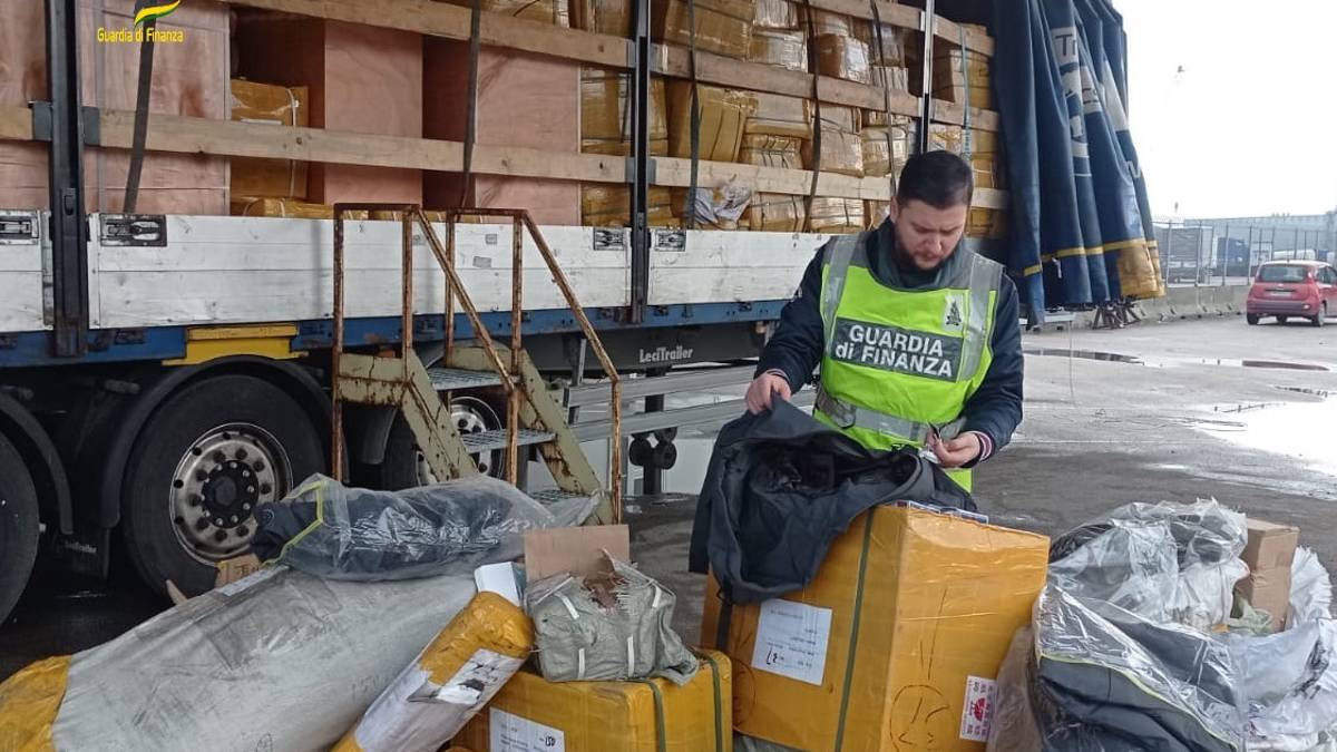 Ravenna, scarpe, mascherine Ffp2 e guanti dalla Cina: sequestrati 25mila articoli e multa di 16mila euro