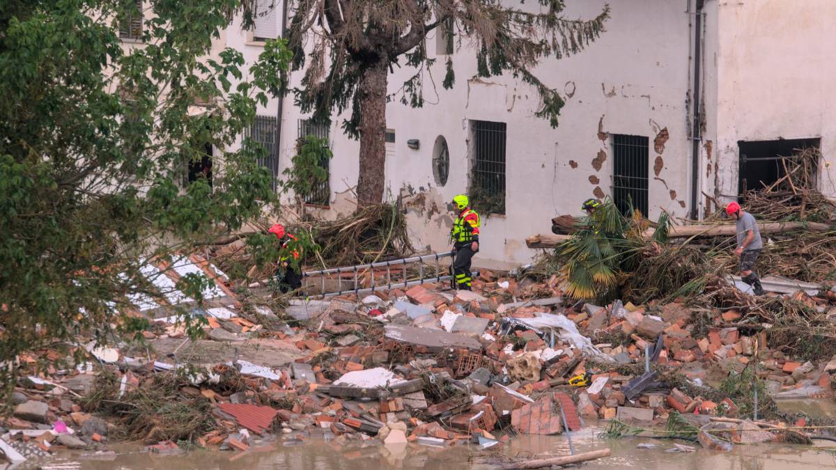 I danni causati dalla rottura dell’argine del Lamone sul centro abitato di Traversara nel settembre del 2024 (Fiorentini)