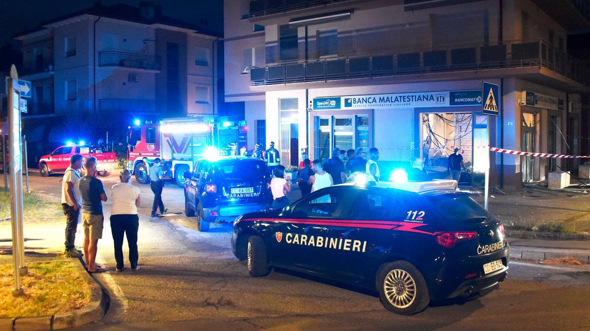 Rimini, commando in azione con esplosivo all’alba a Villa Verucchio: assaltata la banca, chiodi sparsi per fermare le forze dell’ordine