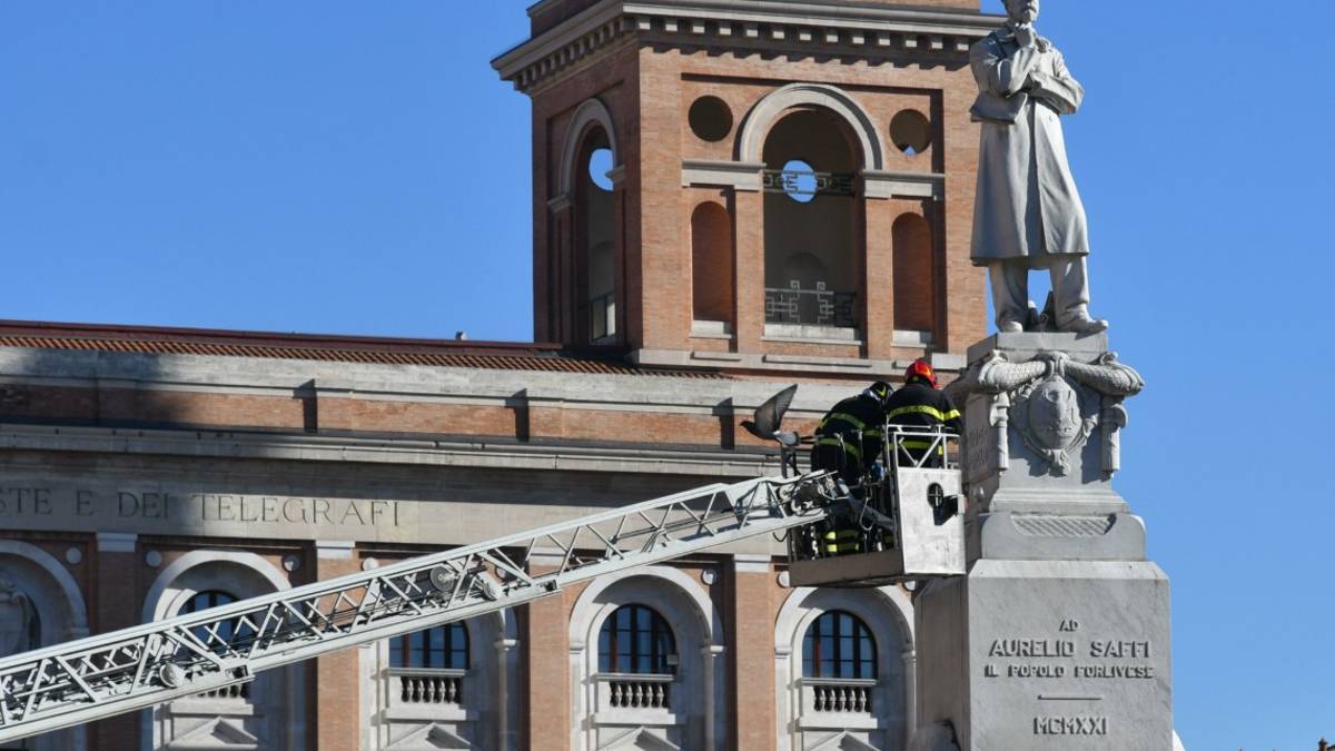Forlì, c'è un bicchiere di vetro sulla statua. Servono i Vigili del Fuoco