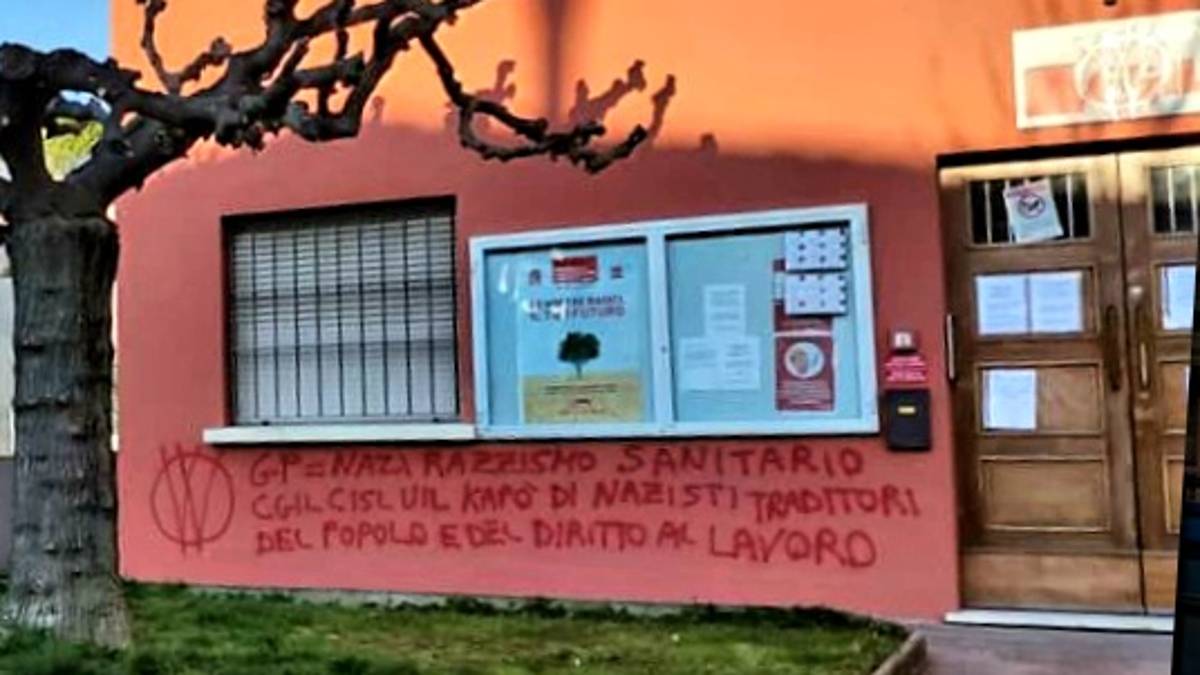 Massa Lombarda, No vax imbrattano la sede Cgil e scuole