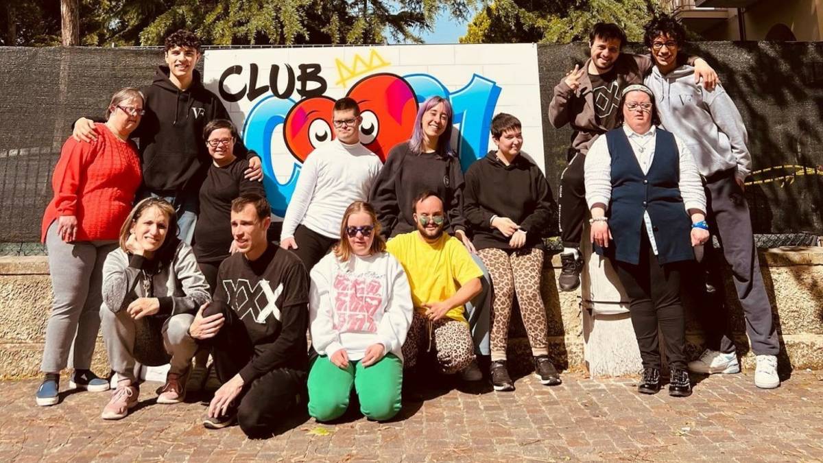 Riccione, la band dei ragazzi di Cuore 21 suona alla piazzetta di San Martino