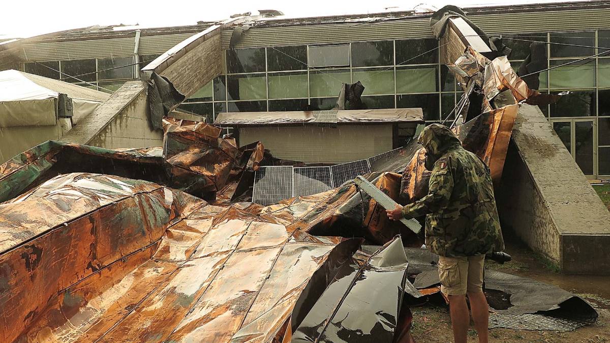 Raffiche di vento a Rimini: crolli, case al buio e treni paralizzati
