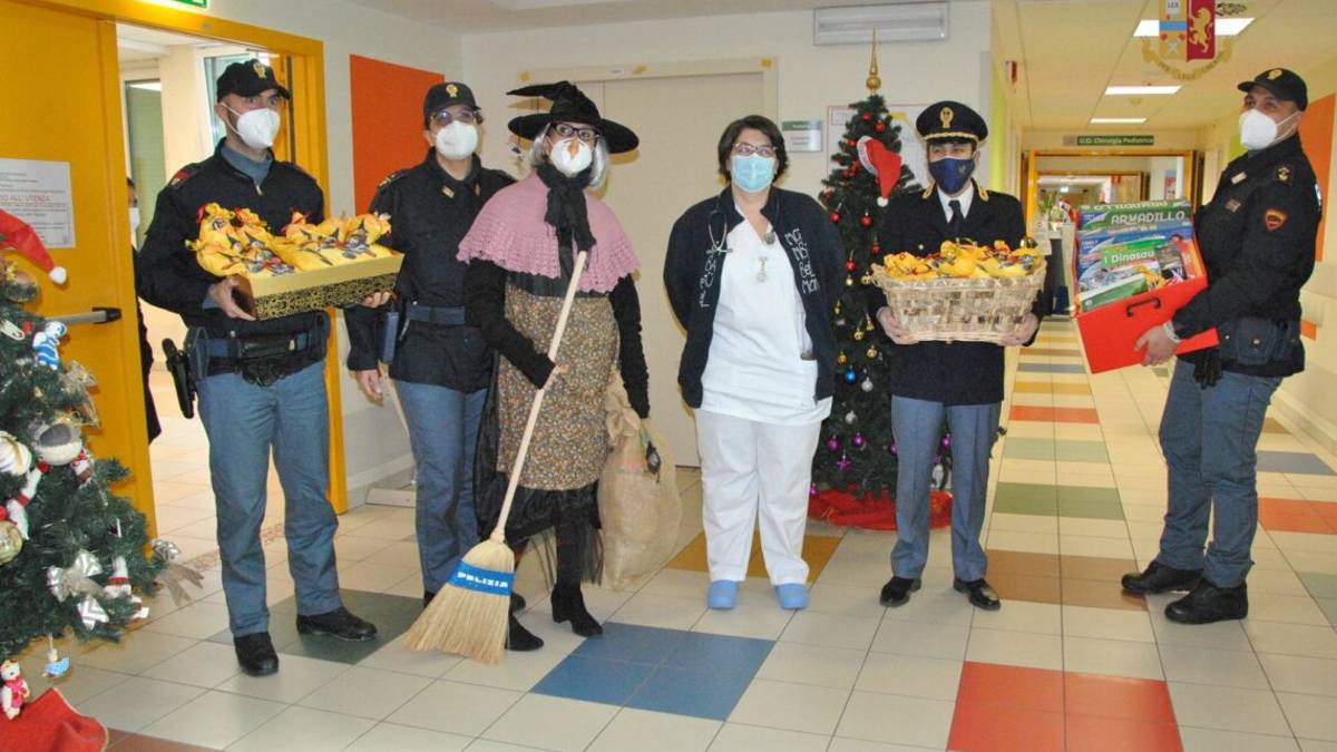 Rimini. La Befana della polizia per i bimbi della Pediatria