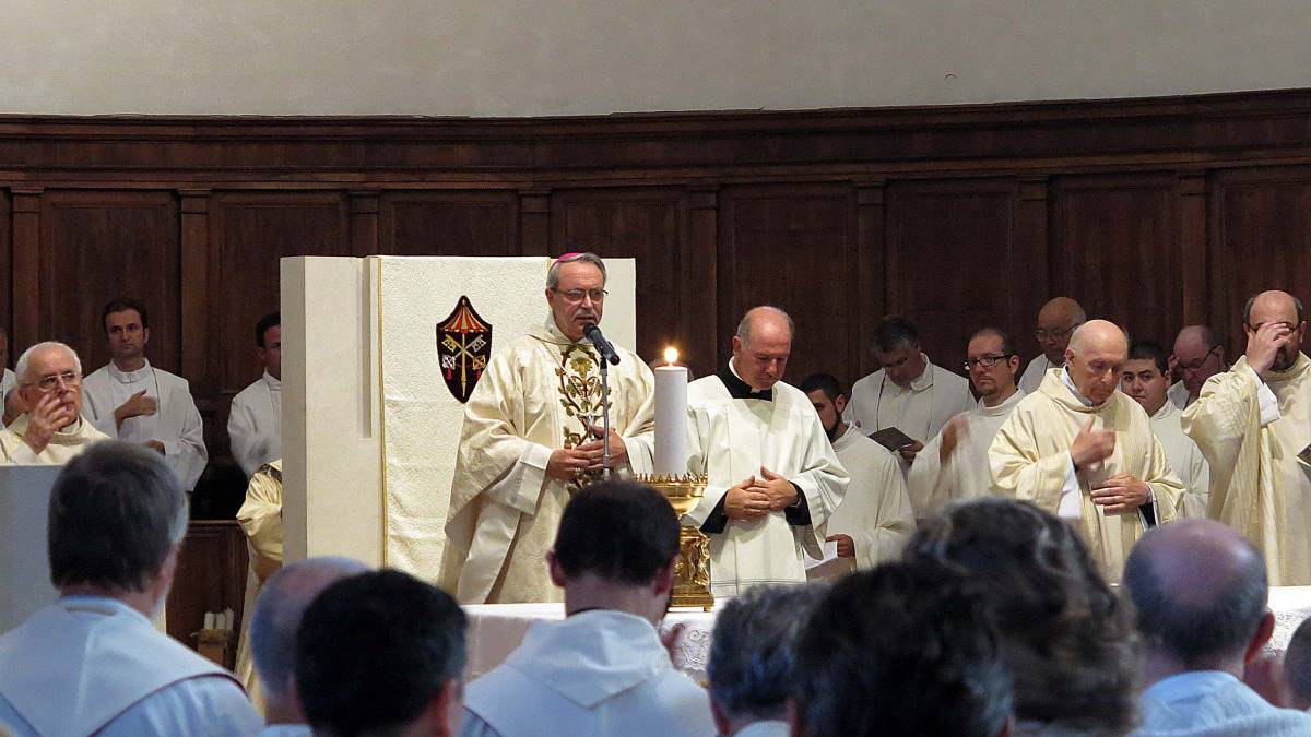 Il papa accetta le dimissioni del vescovo di Rimini ma lo lascia in servizio in attesa del sostituto