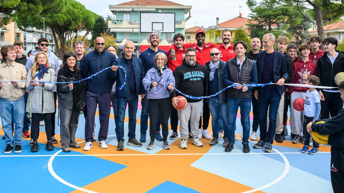Rimini, a Miramare sorge il nuovo campo da basket: al taglio del nastro c’è Carlton Myers