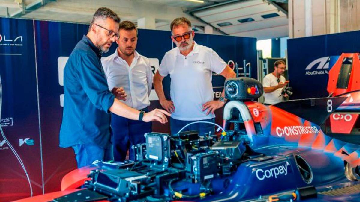 Panieri e Benvenuti con una delle auto guidate dall’intelligenza artificiale ai box