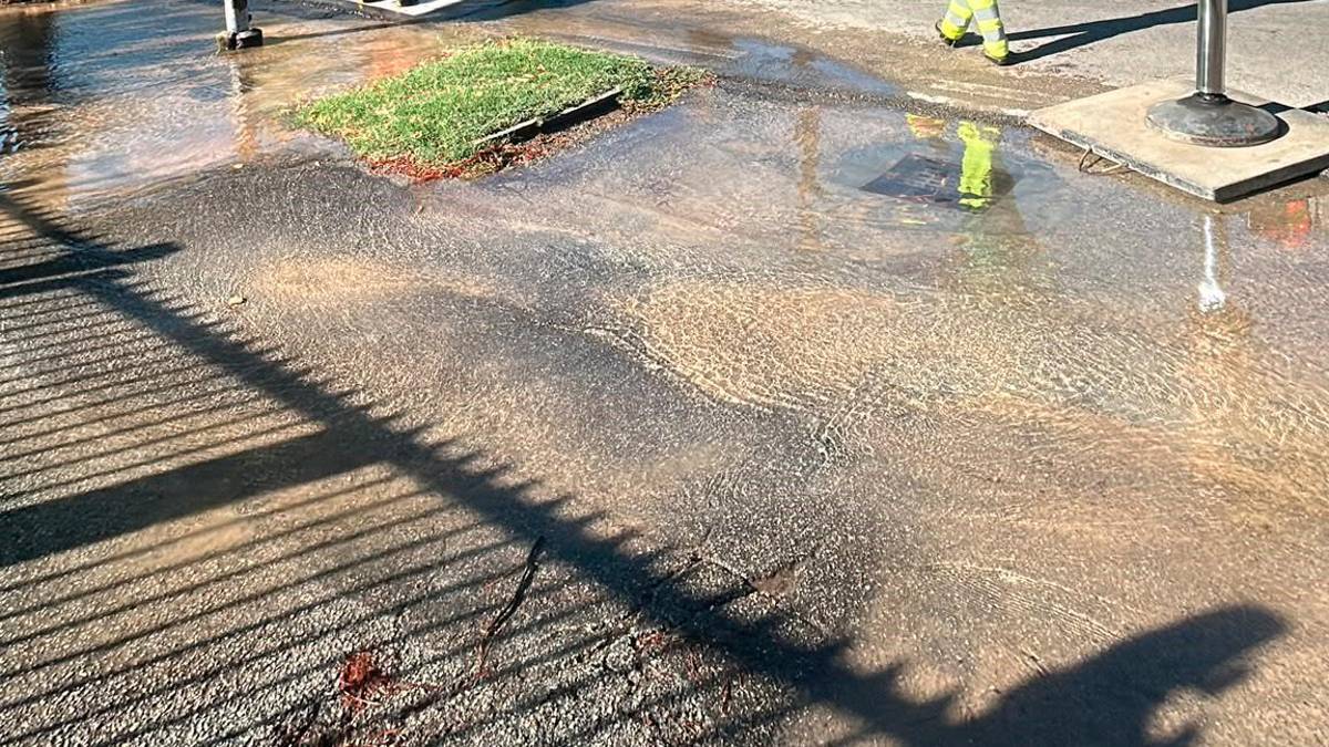 Cervia, mezzo per la pulizia delle strade finisce in una voragine