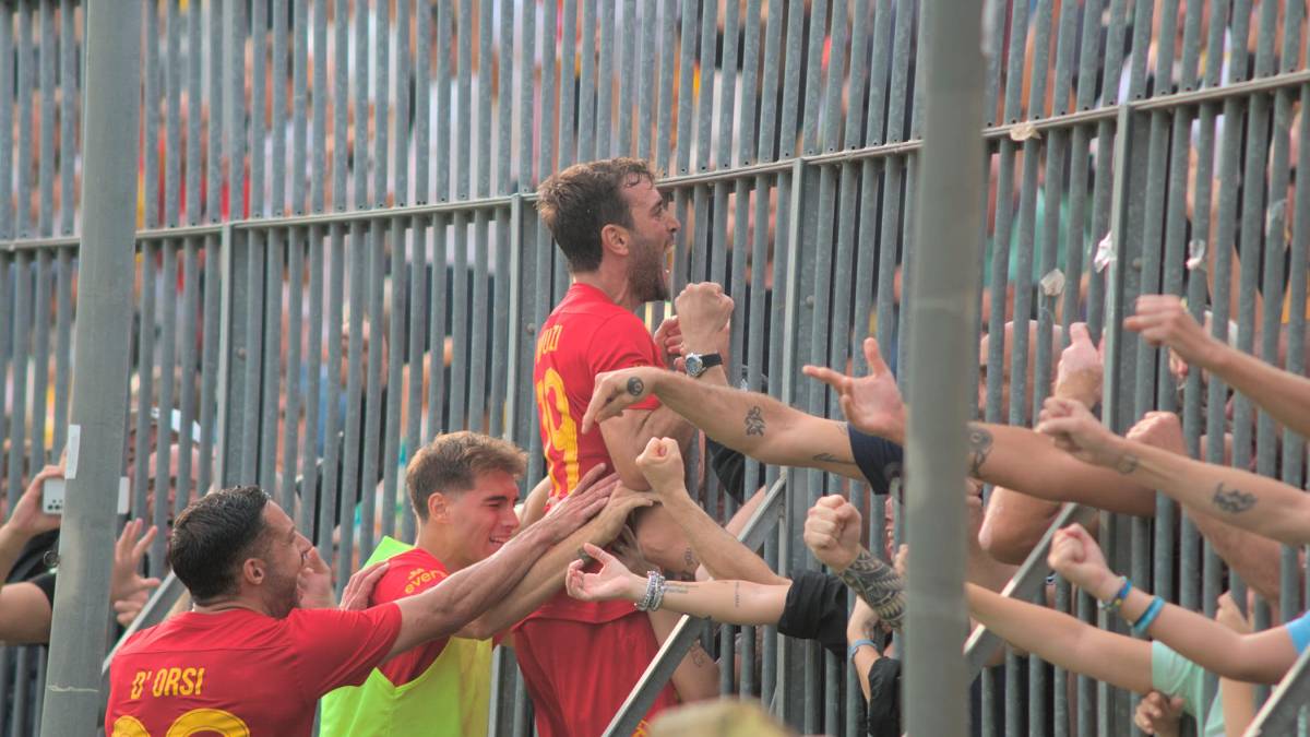 Francesco Manuzzi festeggia sotto la curva Mero il gol della vittoria realizzato su rigore all’inizio del recupero (foto Massimo Fiorentini)