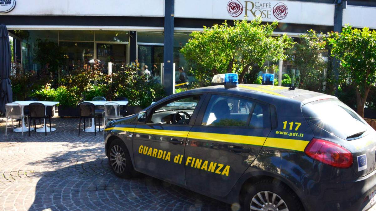 L’indagine è stata condotta dai finanzieri del comando di Rimini con l’ausilio anche dei cani antidroga