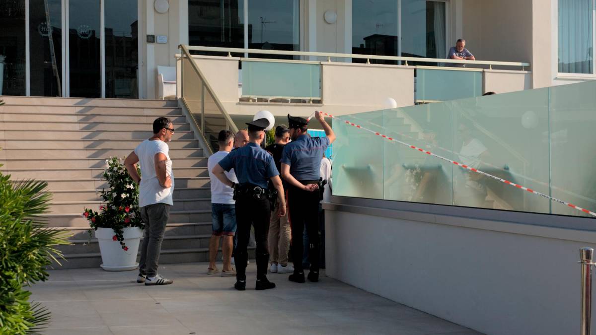 Bimba annegata in piscina a Milano Marittima. Tutto nei 10 minuti in cui il babbo era salito in camera