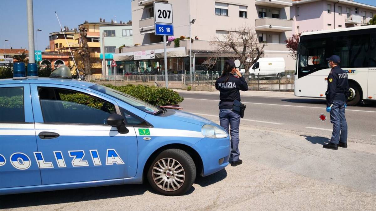 Rimini, annunci di lavoro sui social per adescare donne: denunciato