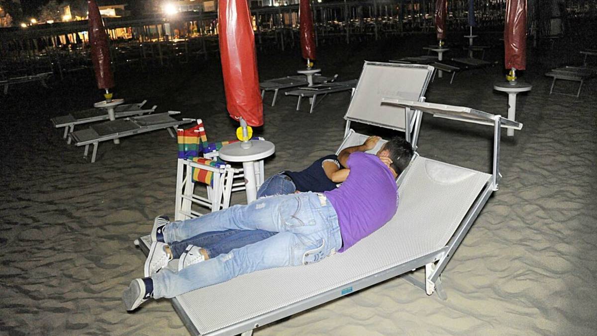 Spiagge al buio di notte a Rimini: multati sette bagnini