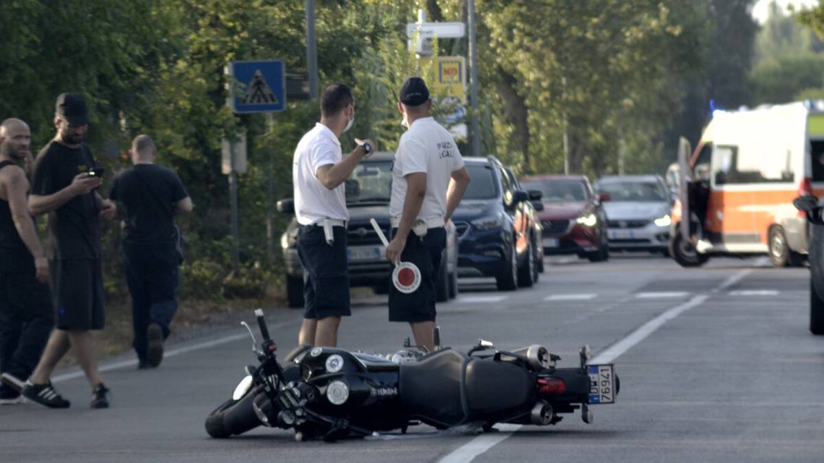 Ravenna, cade in moto dopo l'urto con lo specchietto