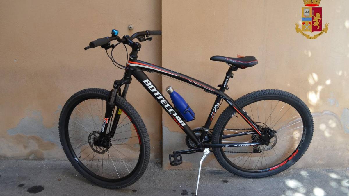 Forlì, nel garage aveva 11 bici rubate: arrestato spacciatore e ladro seriale