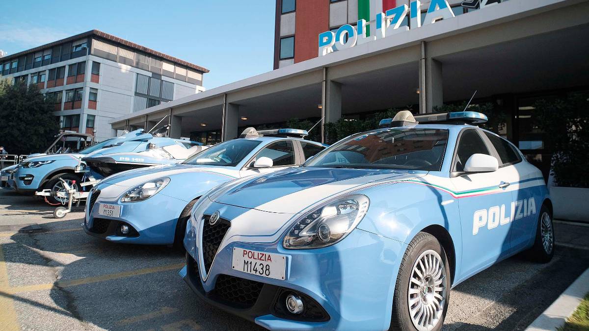 Rimini, ruba un profumo dal negozio spintonando la titolare