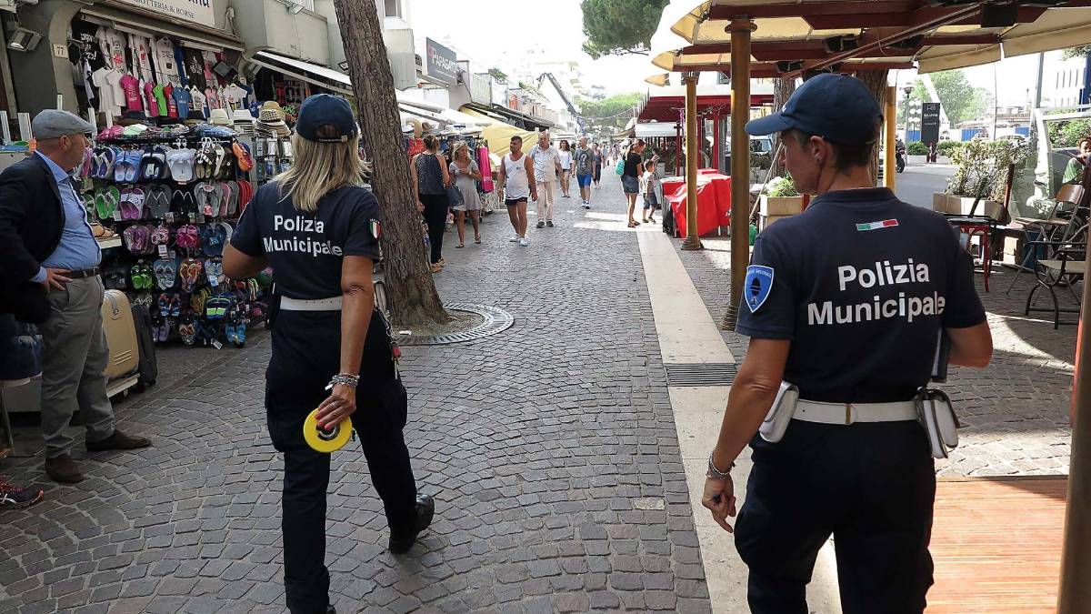 Rimini, vigili sui viali delle Regine contro il bazar selvaggio