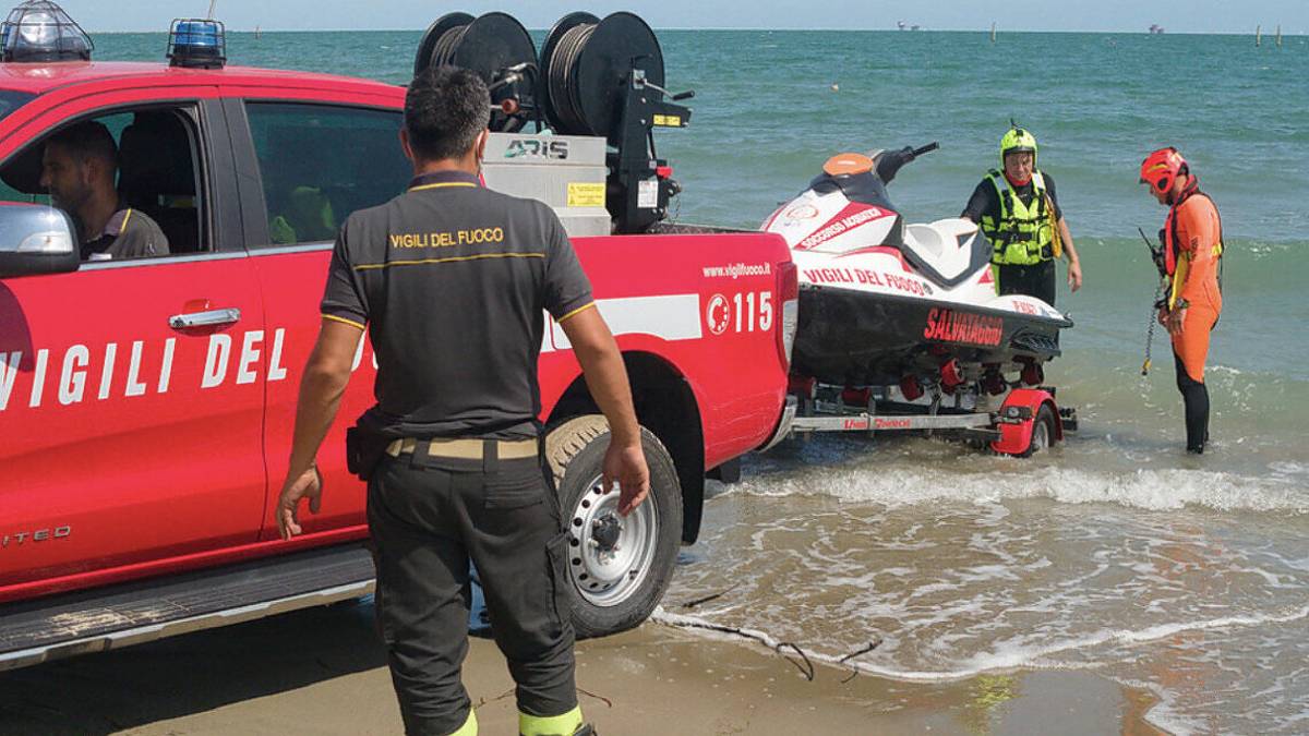 Rintracciata la ragazza scomparsa dalla spiaggia. Ma le indagini continuano