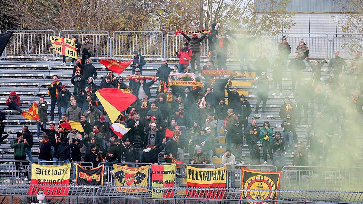 Il pullman del Ravenna Fc preso a sassate durante la trasferta di Sangiuliano