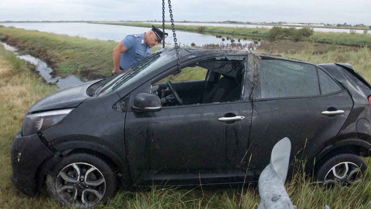Cervia, finisce nel fosso con l'auto per evitare un gabbiano. Ferito 27enne