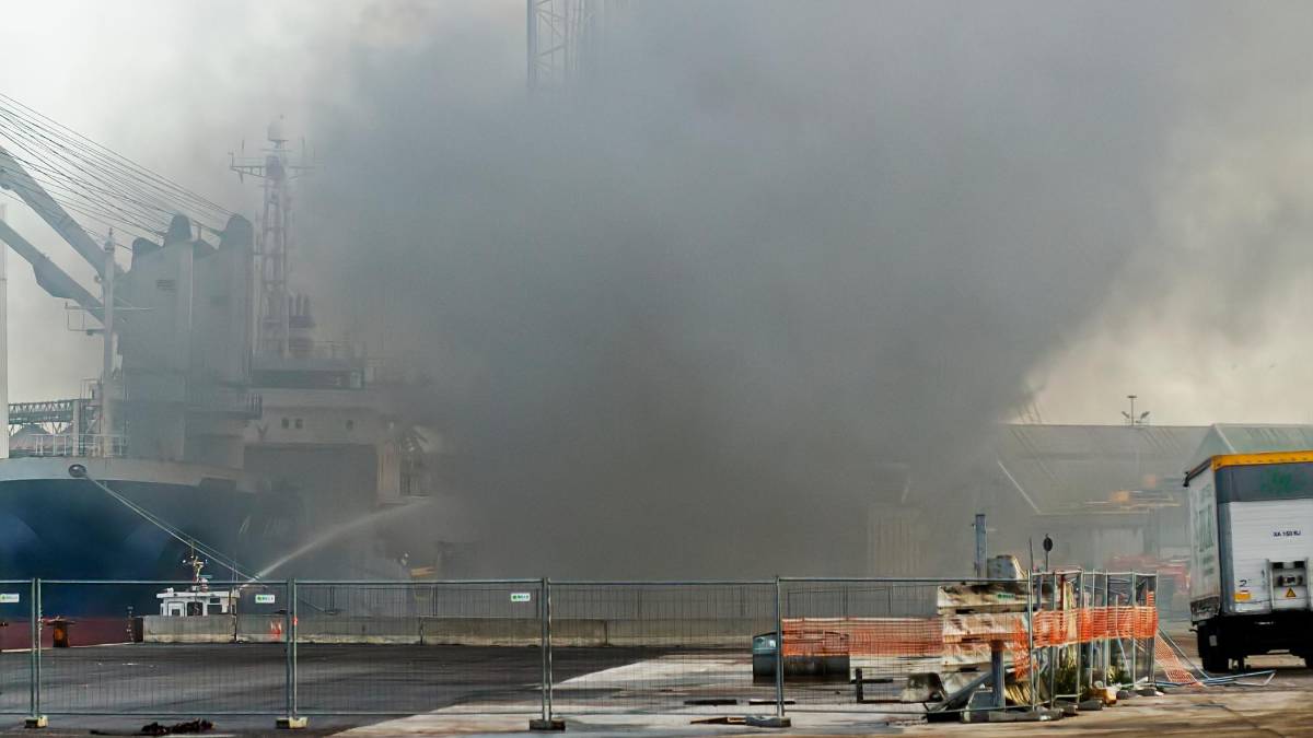 Ravenna, incendio al porto. Brucia un nastro trasportatore