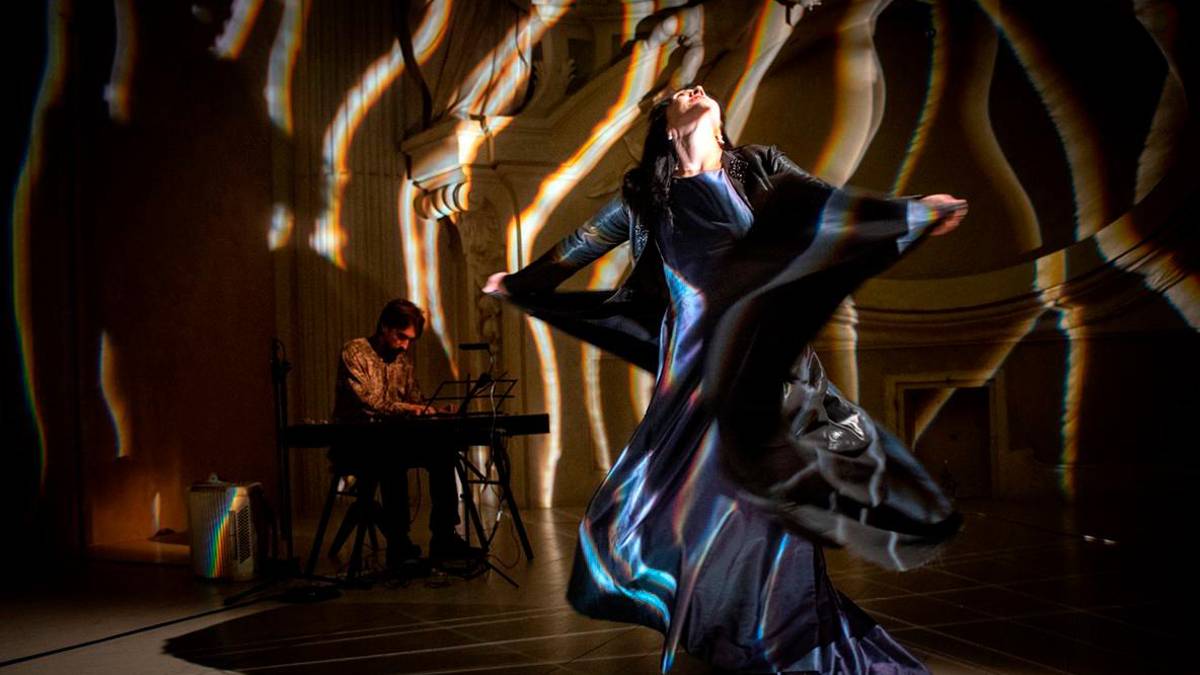 Elena Bucci, “Canto alle vite infinite” (foto Luca Bolognese)