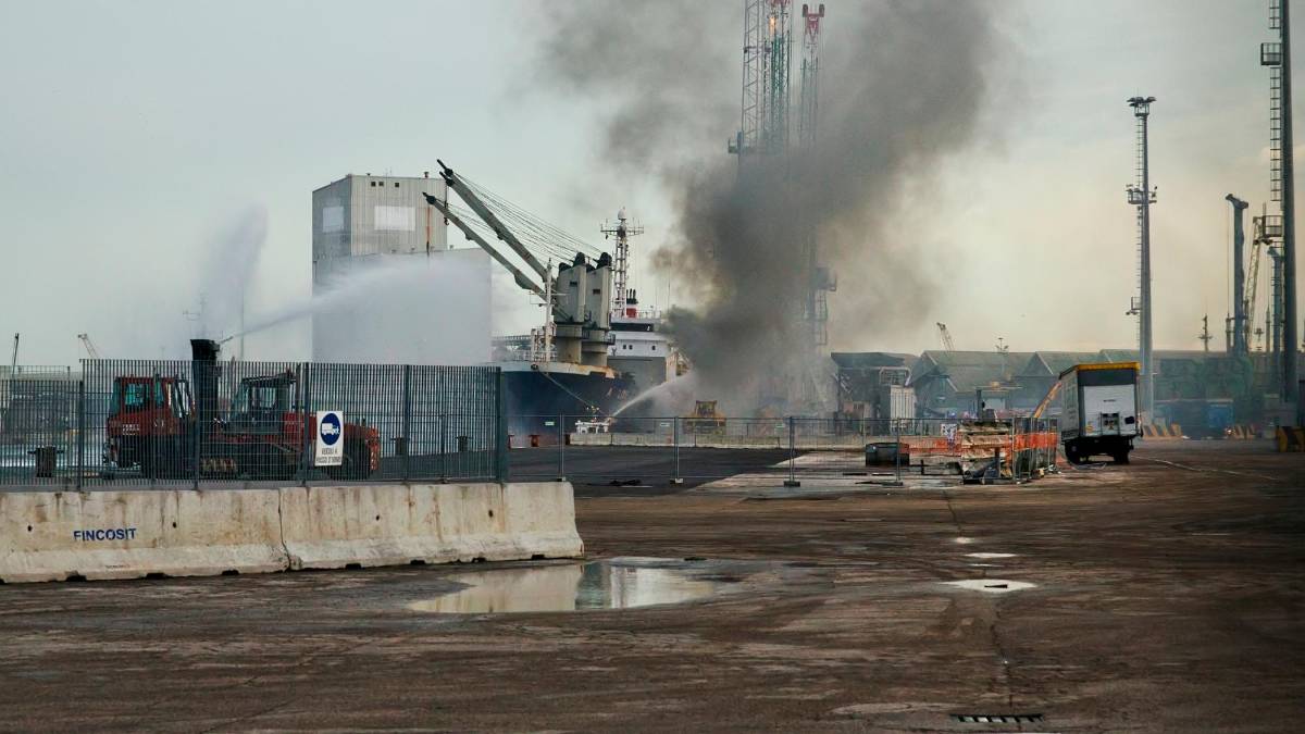 L’incendio al porto (Foto FIORENTINI)